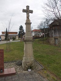 kamenný kríž u pamätníka