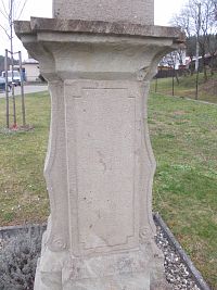 detail kríža u pamätníka