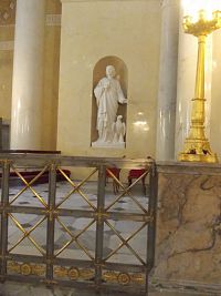 socha neďaleko oltára