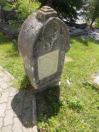 starší pomník na cintoríne