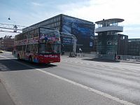 poschodový vyhliadkový autobus na moste