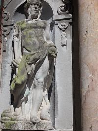 socha poznačená rokmi