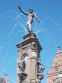 socha na najvyššej časti fontány