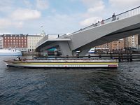 vyhliadkový čln u mostu