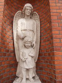 socha anjela s dieťaťom