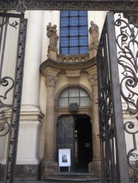 vstupná brána ku kostolu