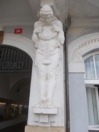 socha na budove mestského úradu