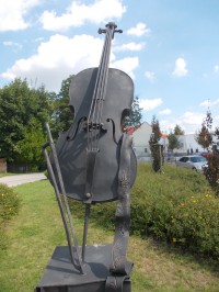 kovové violončelo