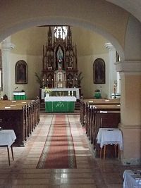 pohľad do kostola k hlavnému oltáru