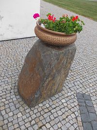 kameň, keramika, kvety