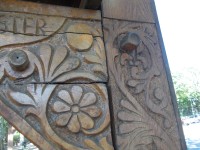 detail vyrezávanej brány