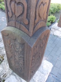 detail stĺpa drevenej brány