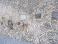 pamatné dosky na kamennom múre