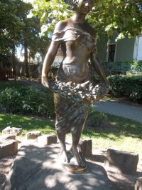 socha ženy s ovocím