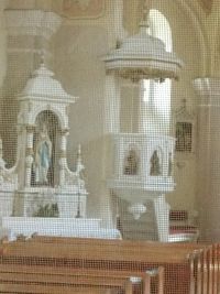 bočný oltár a kazateľnica