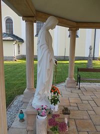 socha Panny Marie v altánku