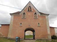 vstupná brána do areálu kostola