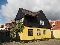 žltý dom s tmavou strechou