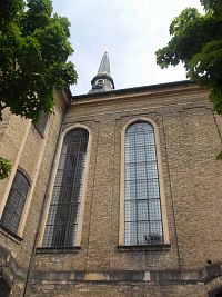 vysoké okná kostola