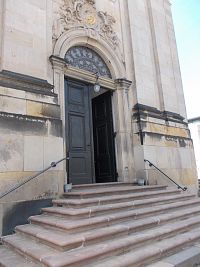 schody a vchod do kostola