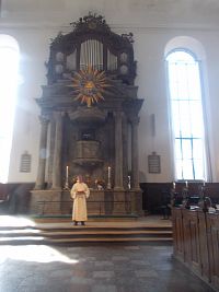 oltár, organ, kazateľnica