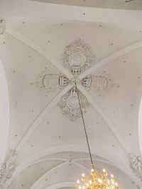 zdobený zaklenutý strop