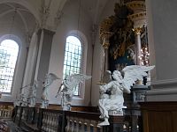 anjeli pred oltárom