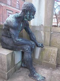 socha sediaceho muža