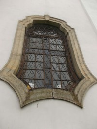 jedno z oknien lode kostola 