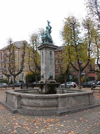 fontána, studňa so sochou