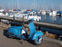 moped v prístave