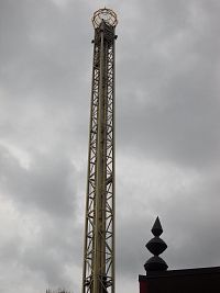 veža Himmelsk s kolotočom vysoká 80 metrov