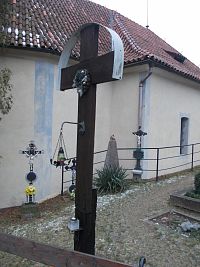 drevený kríž u kostola