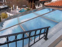 sklenená strecha bazéna
