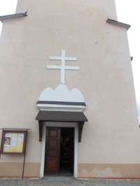 vchod do kostola pod vežou