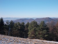 výhľad na vzadu Biele Karpaty a v popredí Strážovské Vrchy