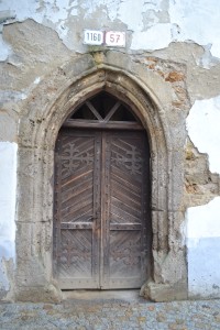 vchod s kamenným portálom