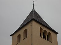 okná a ihlanovitá strecha kostola