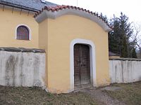 ohradný múr kostola s bránou