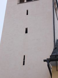 strieľňovité okna veže