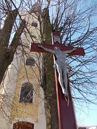 kríž pred kostolom