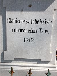 detail nápisu na krížu