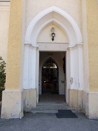 zaklenutý vchod do kostola