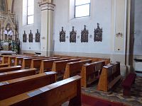 lavice v lode kostola