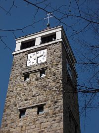 kamenná veža kostola