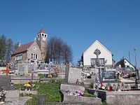 kostol z cintorína