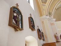 zastavenia krížovej cesty na bočnej stene interiéru lode kostola