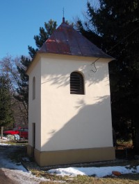murovaná zvonica v obci