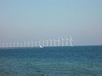 silueta veterných elektrárni postavených na vodnej hladine
