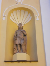 soška svätého v priečeli kostola